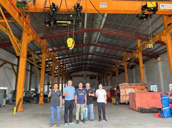 与国外友人合影